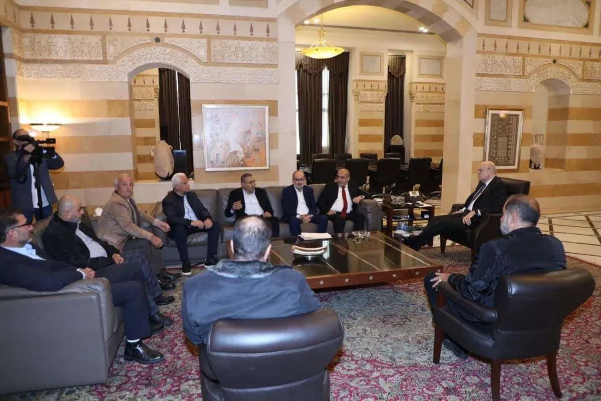 نائب تغييري يزور رئيس حكومة تصريف الأعمال ويطلب واسطة لأهل منطقته!!