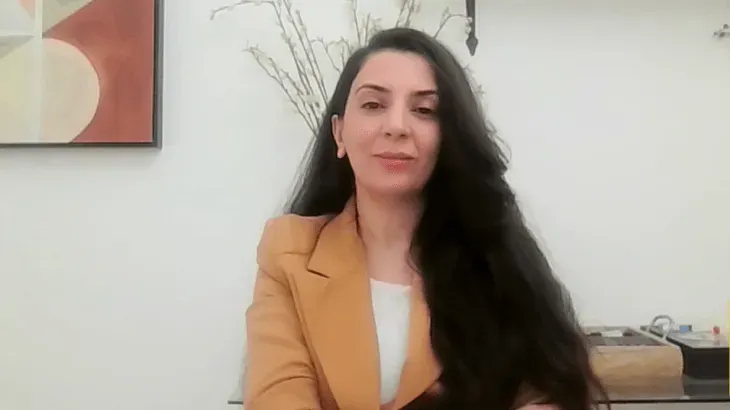 بالفيديو: بعد سقوط الأسد…مقدمة برنامج “عنزة ولو طارت” تكشف عن هويتها!