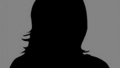 تحمل رزمة من الدولارات قامت بنثرها على الأرض.. مغنية لبنانية تُثير الجدل شاهدوا ماذا فعلت (فيديو)