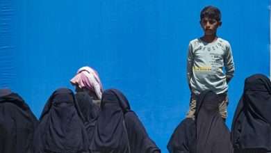 فرنسا تستعيد 10 نساء و25 طفلاً من مخيمات في سوريا