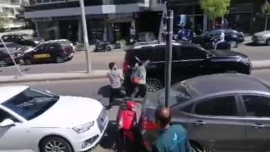 طلاب يتهجمون على وزير التربية