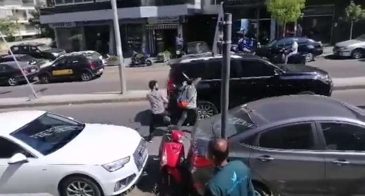 طلاب يتهجمون على وزير التربية