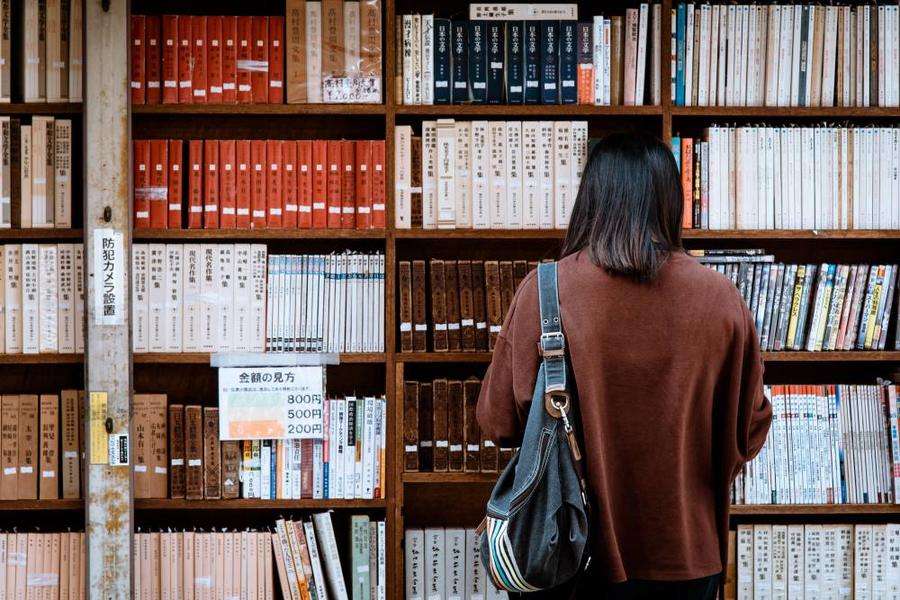 محضر ضبط بحق مكتبة في الصرفند لعدم اعلانها اسعار الكتب والقرطاسية