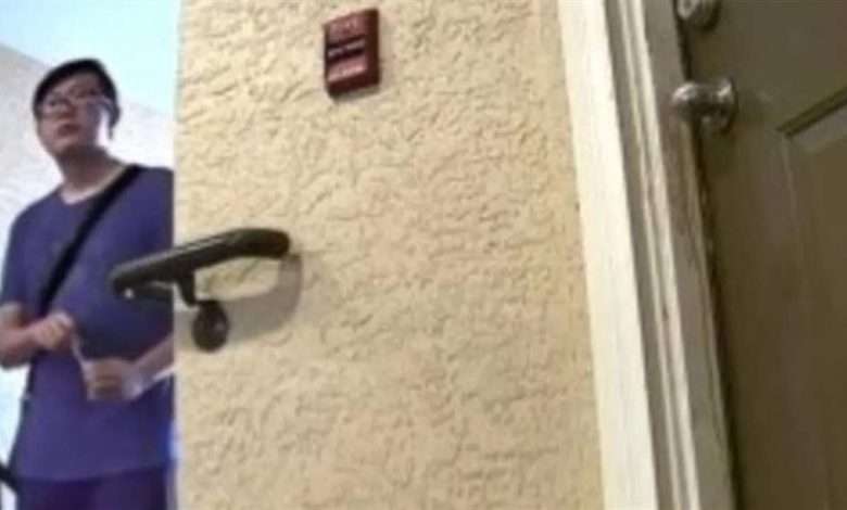 بالفيديو - أزعجه جاره فدس له سماً من تحت بابه