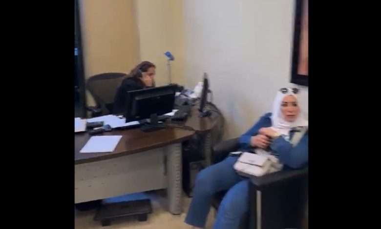 مودع اقتحم مع زوجته بنك "التمويل الإسلامي" فرع كورنيش المزرعة (فيديو)