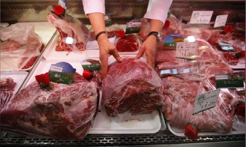 لحوم فاسدة بالديدان والعظام للتلاعب بالوزن!