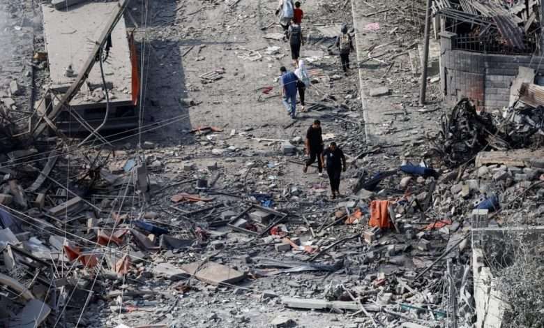 صحفي فلسطيني.. توجّه لتغطية الأحداث فصُدم بجثث عائلته!