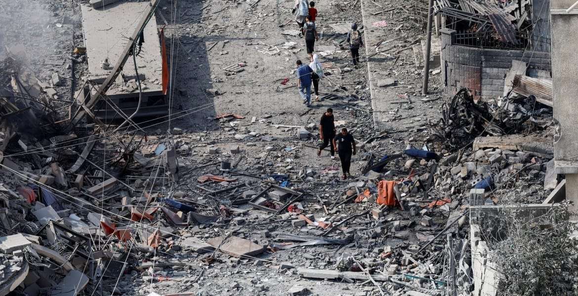 صحفي فلسطيني.. توجّه لتغطية الأحداث فصُدم بجثث عائلته!