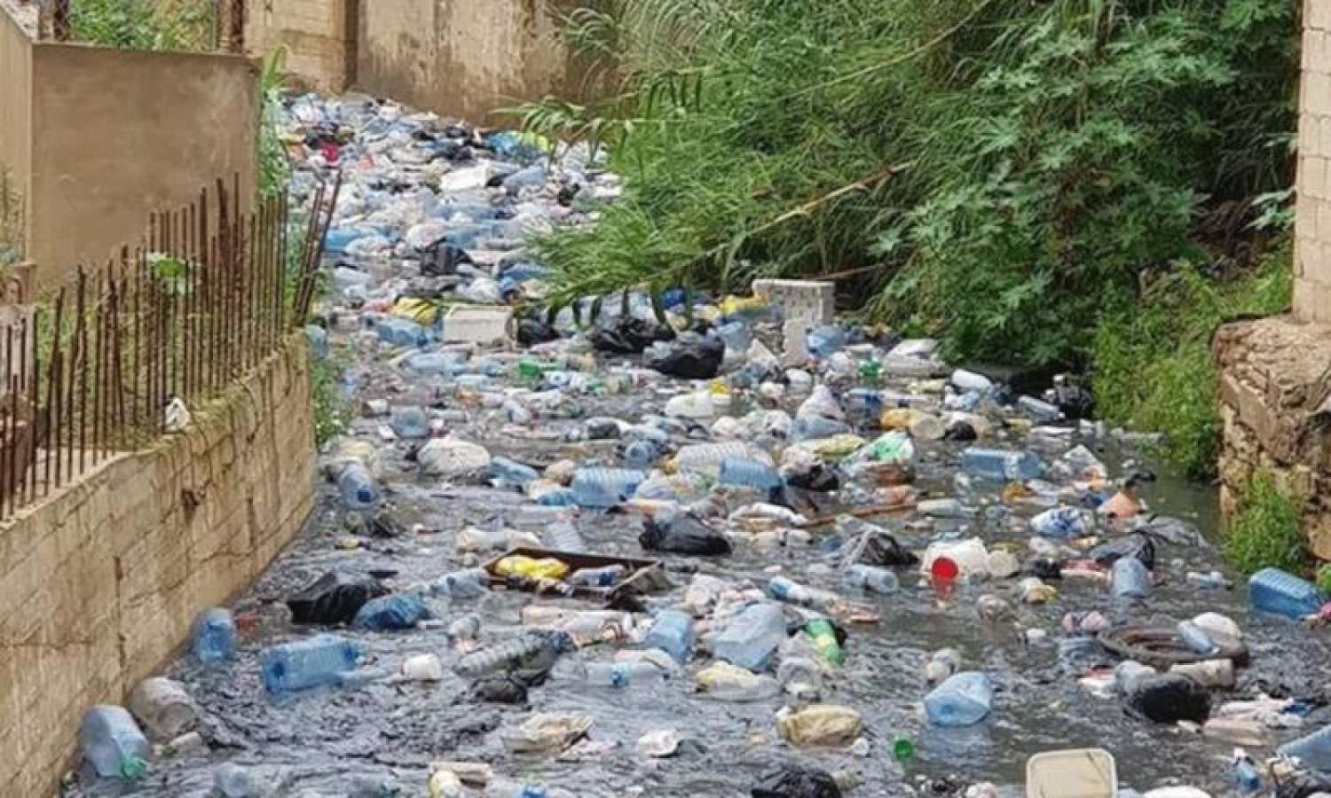 صور تظهر كمية النفايات المرمية في نهر الغدير