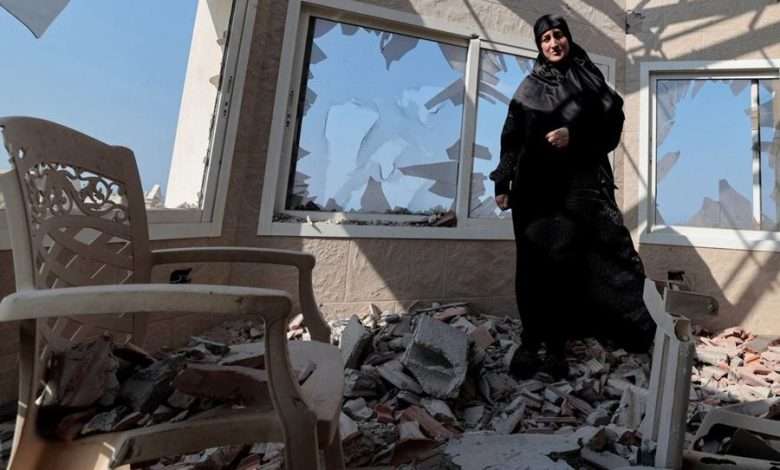 النازحون اللبنانيون صباحاً في منازلهم وليلاً في مراكز الإيواء