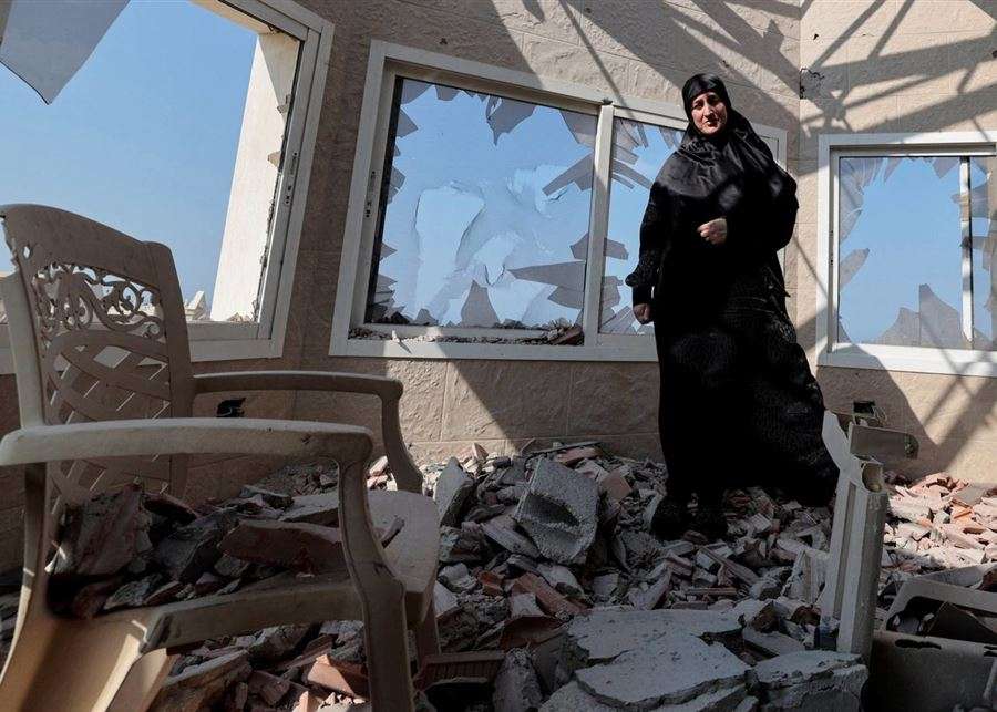 النازحون اللبنانيون صباحاً في منازلهم وليلاً في مراكز الإيواء