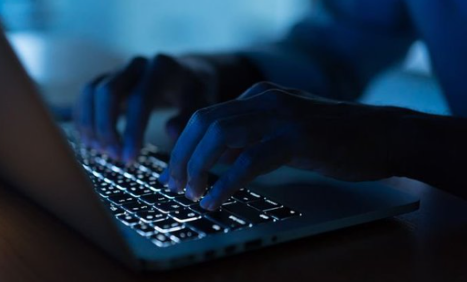 مجموعة تبتز سيدات مادّيًّا وتهددهن بنشر صورهن