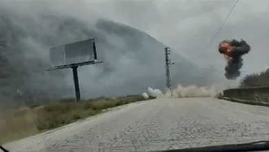 فيديو مرعب.. سقوط صـ.ـاروخ أمام سيارة لصحافيين ونجاتهم بأعجوبة.