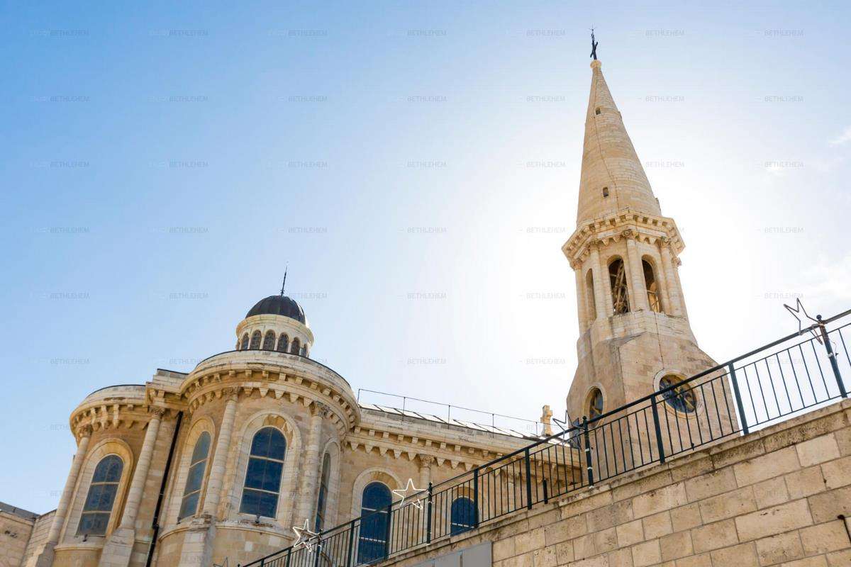 بالفيديو: برسالة تضامن.. السيّد المسيح أٌٌلبس الكوفية في بيت لحم