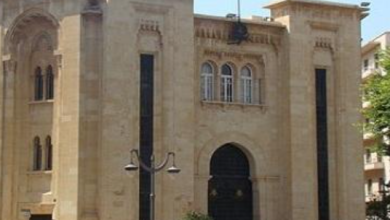 من ساحة النجمة العسكريون يعترضون طريق النواب لدى عبورهم