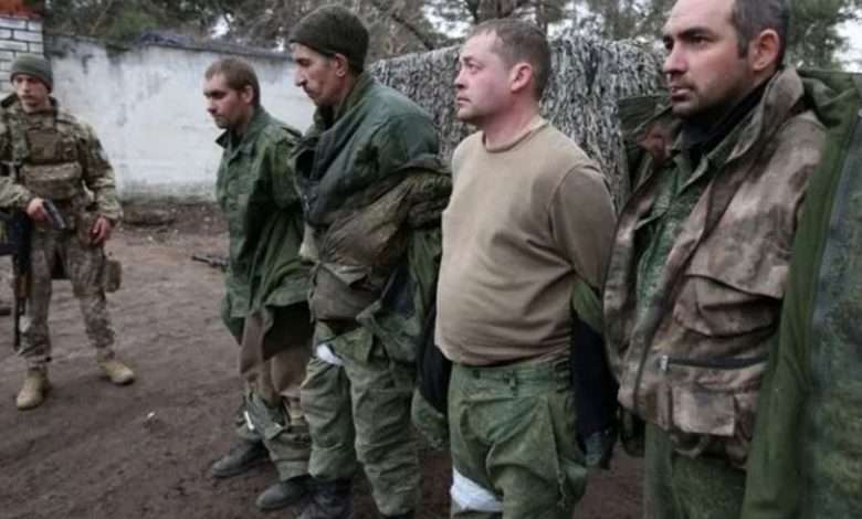 بالفيديو- قـ,ـتلوا بعد أن استسلموا.. جنودٌ أوكران تحت رحمة البنادق الروسية