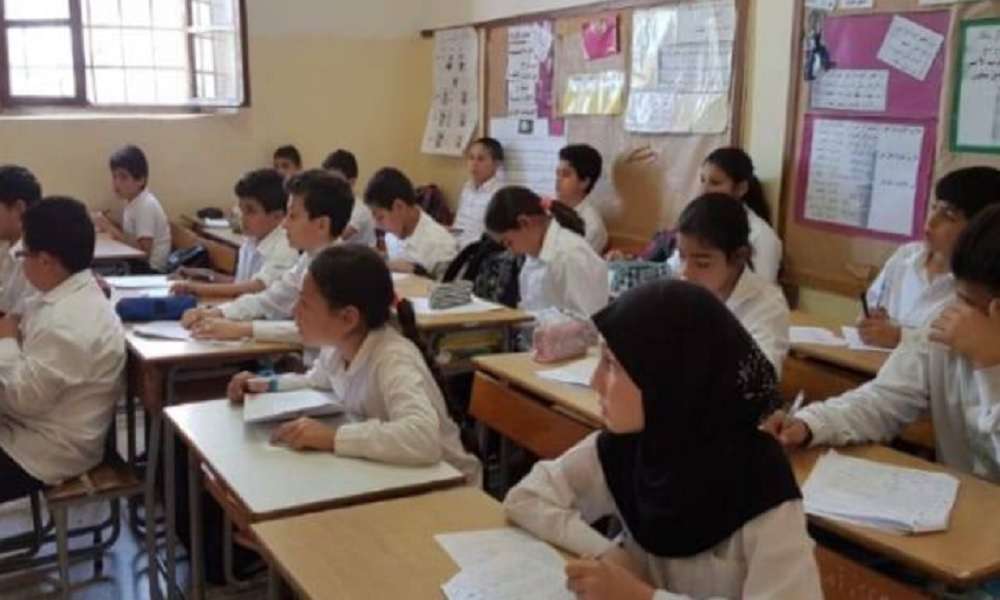 التلاميذ السوريّون يجتاحون المدارس: “تطبيع” التربوي؟