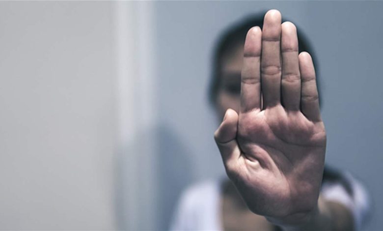 "يتحرّش بالطالبات بعد أن يصعدن على متن سيارته"