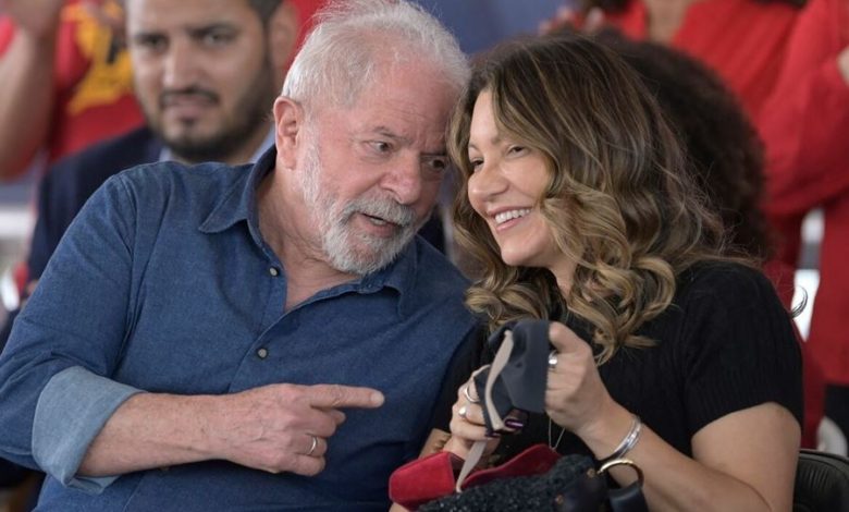 إهانات على حساب إكس