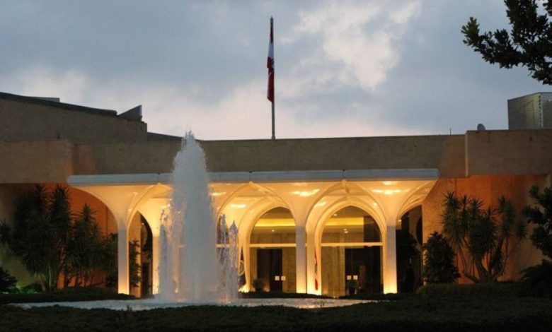 وزير يسأل: لماذا لا تصعد الحكومة ورئيسها إلى قصر بعبدا لإضاءة شجرة الميلاد؟