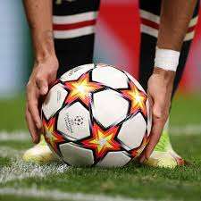 سقط لاعب نادي مودرن فيوتشر أحمد رفعت، على أرض الملعب، خلال مباراة الفريق مع نظيره الاتحاد السكندري، مساء أمس الاثنين، ضمن منافسات الجولة الـ16 من الدوري المصري. وفي الدقيقة 89 من زمن المباراة، سقط رفعت على الأرض بشكل مفاجئ دون تدخل من أي لاعب. وسارع الجهاز الطبي لمعالجة اللاعب وسط حالة هلع في المستطيل الأخضر، قبل أن تدخل عربة الإسعاف ليتم نقله لإحدى المستشفيات. وقال الأطباء الذين استقبلوا اللاعب بعد إصابته، لقناة "OnTime Sports" المصرية: "أحمد رفعت توقف قلبه لقرابة ساعة ونصف، بدأ يسترجع جزء من وعيه، والأمور في تحسن في الوقت الحالي".