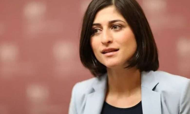 سابقة في الناتو... سيدة عربية ناطقة باسمه تعرفوا إلى جنستها!