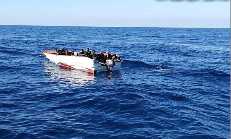 بالصور: "مركب موت" جديد.. والجيش يتدخّل وينقذ ركابًا من الغرق!