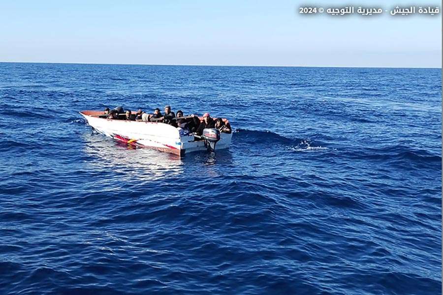 بالصور: "مركب موت" جديد.. والجيش يتدخّل وينقذ ركابًا من الغرق!