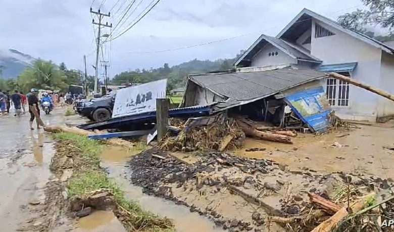 الفيضانات تفتك بأندنوسيا وتحصد الضـ. ـحايا