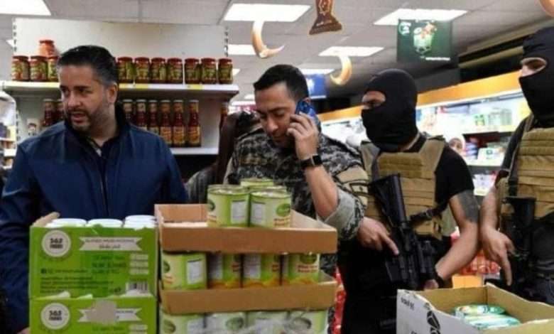  بالصور - "جولة" لوزير الاقتصاد بالأسلحة وعناصر ملثمة توقع عجوزاً أرضاً... ظنّ أنهم عصابة!