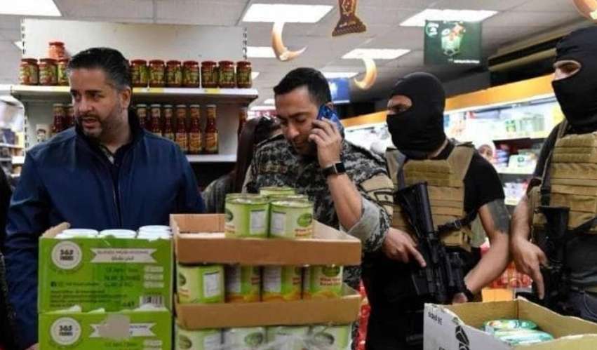  بالصور - "جولة" لوزير الاقتصاد بالأسلحة وعناصر ملثمة توقع عجوزاً أرضاً... ظنّ أنهم عصابة!