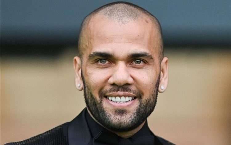داني ألفيش ووالد نيمار و١٥٠ الف يورو… ما القصة؟