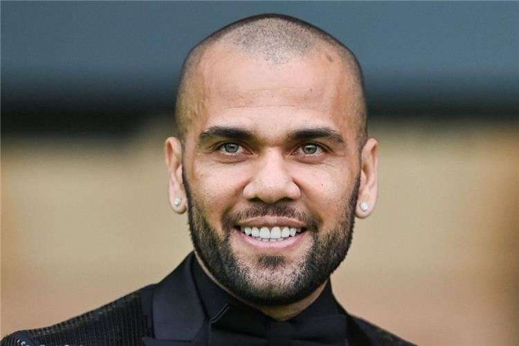 داني ألفيش ووالد نيمار و١٥٠ الف يورو… ما القصة؟