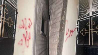 بالصورة: "لا اله الا الله" و"سوريا"... على حائط كنيسة في لبنان