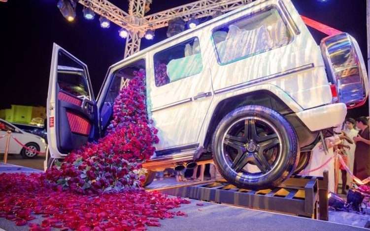 رجل يُهدي زوجته سيارة فخمة... تعرفوا إلى حق الملح!