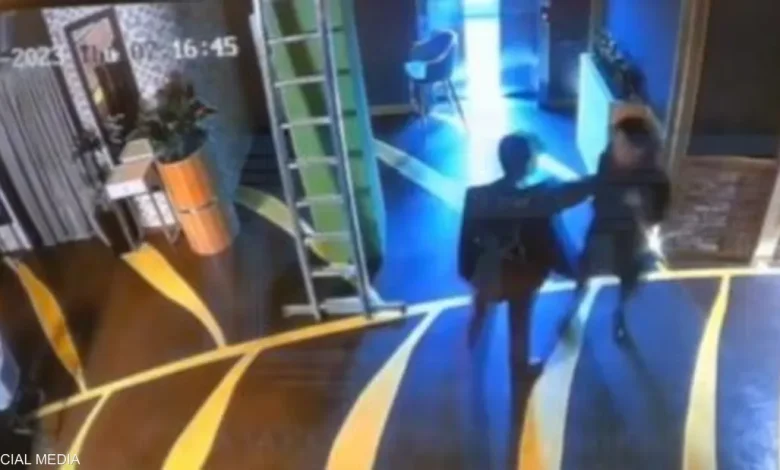 بالفيديو: وزير كازاخستاني يرتكب جريـ ـمة على الملأ