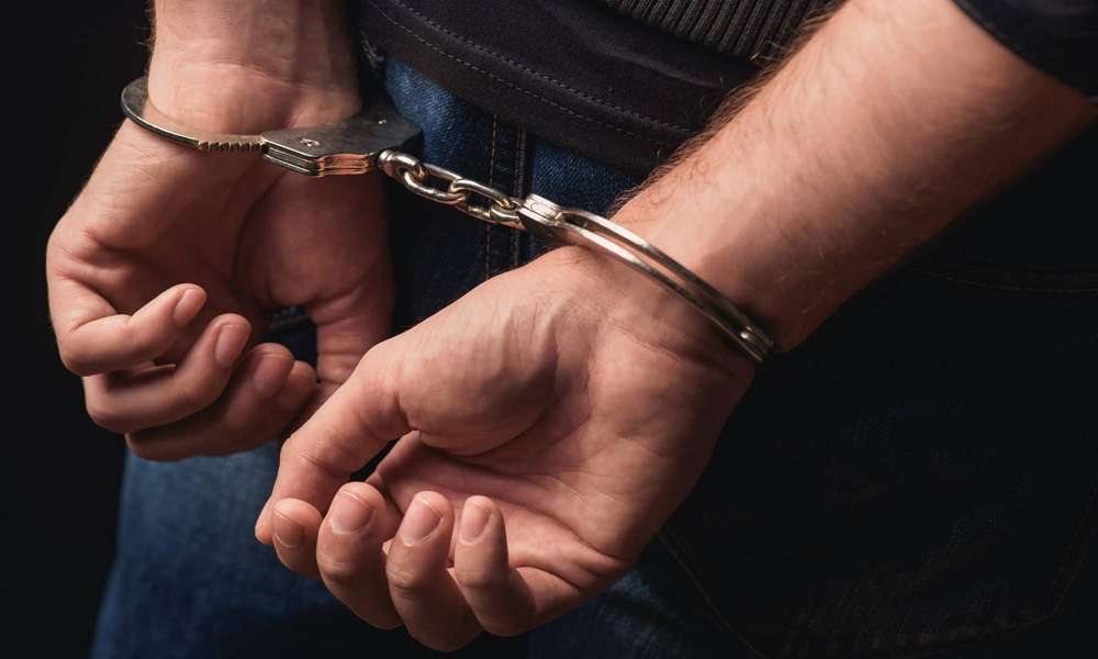 يوهم الناس بتأمين السفر لهم... هذا ما حلَّ به