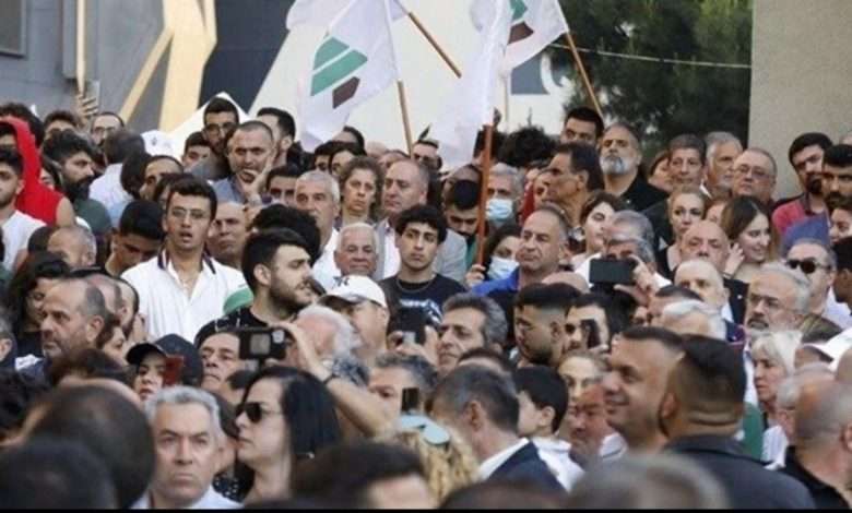 الكتائب: جمهور الممانعة هدّد القيّمين على مسرحية "Journée de Noces chez les Cromagnons"