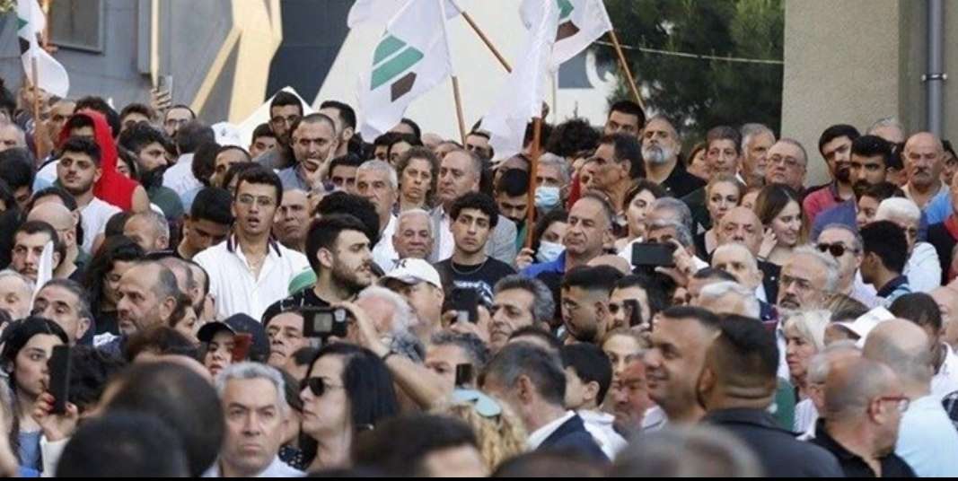 الكتائب: جمهور الممانعة هدّد القيّمين على مسرحية "Journée de Noces chez les Cromagnons"