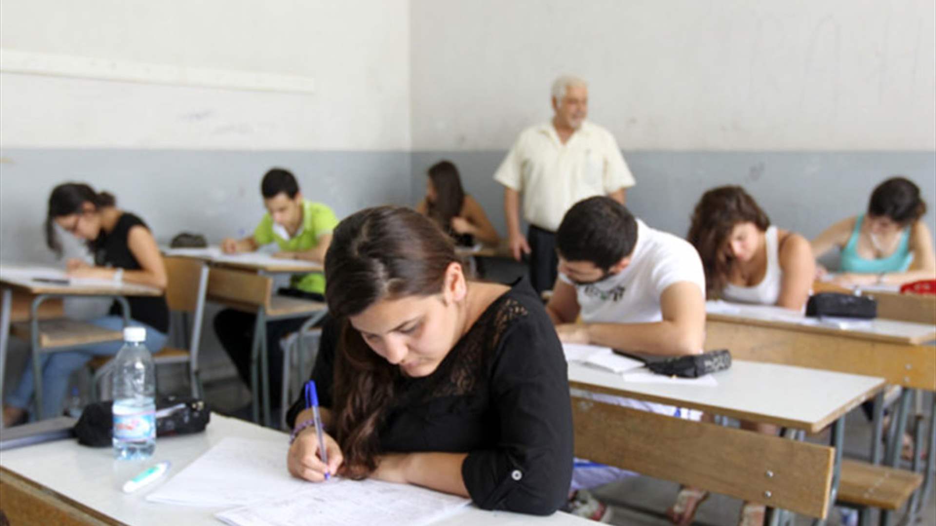 بالصورة إليكم مواعيد امتحانات الشهادة المتوسطة للطلبات الحرّة والثانوية بفروعها الأربعة