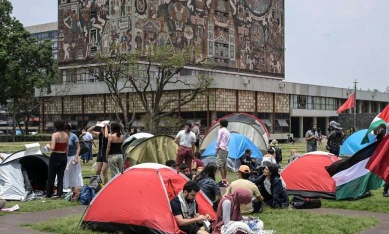 طلاب مؤيدون للفلسـ. ـطينيين ينصبون خياماً أمام أكبر جامعة في هذه الدولة