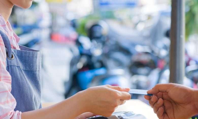 تغريم سيدة بمبلغ مالي بسبب بطاقتها الإئتمانية…هذا ما حصل