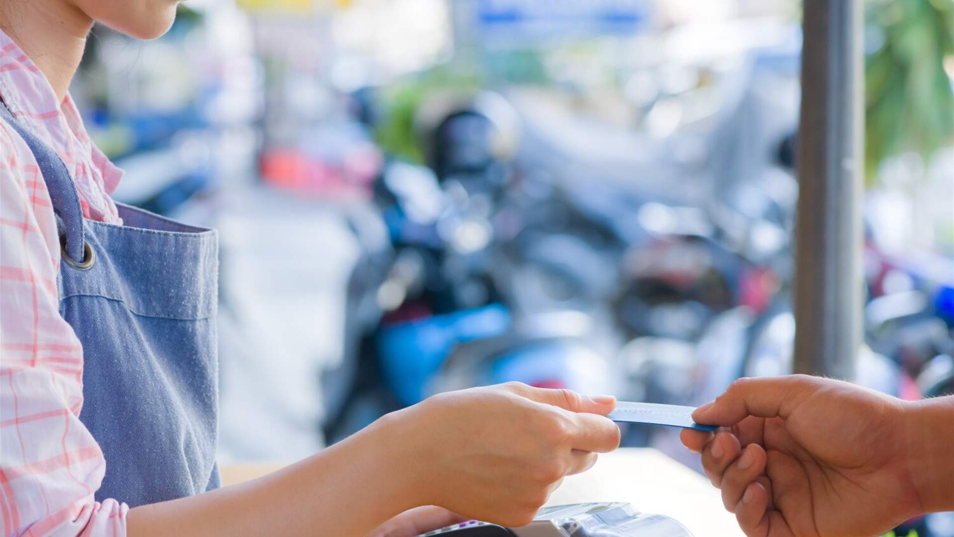 تغريم سيدة بمبلغ مالي بسبب بطاقتها الإئتمانية…هذا ما حصل