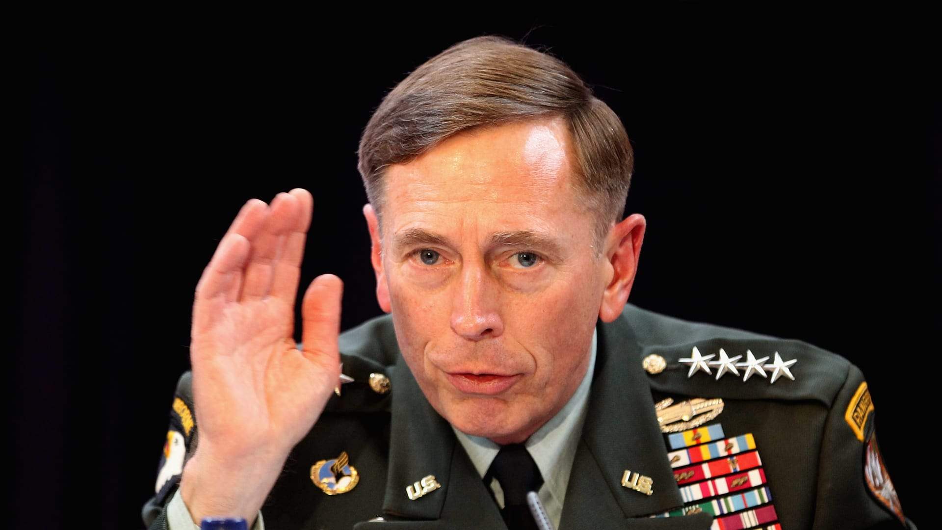 رئيس وكالة CIA السابق يعلق على منع وصول المساعدات إلى غـ. ـزة