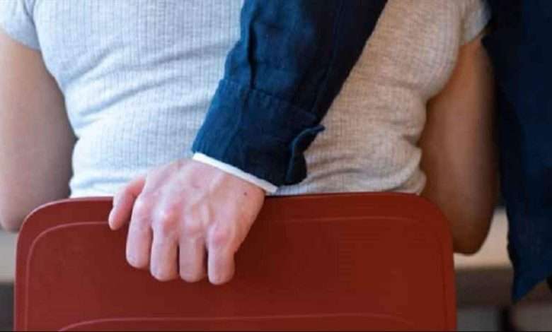 تحـ. ـرش في إحدى مدارس هذه المنطقة…وهكذا علقت المدرسة