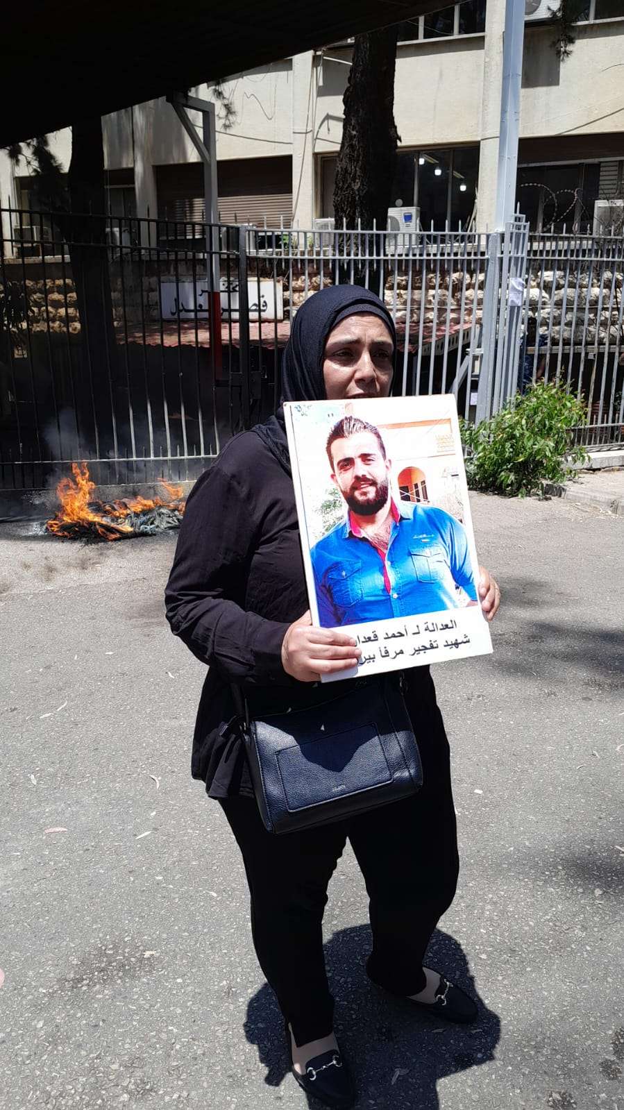 بالفيديو والصور: النار تزنر قصر العدل وأهالي ضـ. ـحايا انفـ ـجار المرفأ يصعدون