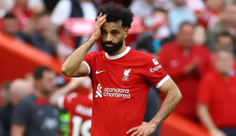 لاعب ليفربول يتهم الجمهور... ما علاقة صلاح؟