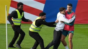 بالصور: رونالدو أثار "جنونهم".. الألمان يقتحمون تدريبات البرتغال