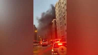بالفيديو: حـ. ـريق يلتهم مبنى في الكويت…والإصـ. ـابات ترتفع