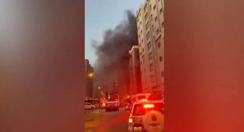 بالفيديو: حـ. ـريق يلتهم مبنى في الكويت…والإصـ. ـابات ترتفع